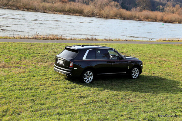 Rolls-Royce Cullinan auf Wiese