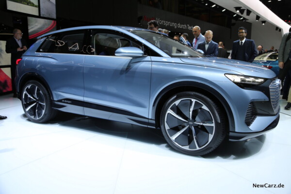 Audi Q4 e-tron seitlich auf Messe