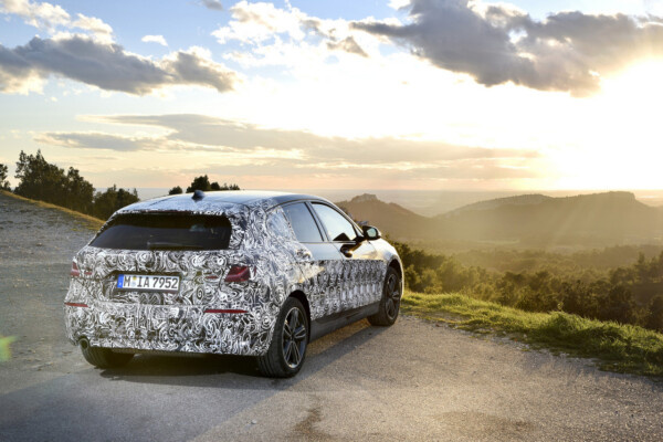 BMW 1er 2019 vor Sonnenuntergang