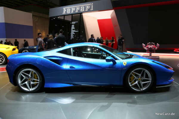 Ferrari F8 Tributo Seitenansicht blau