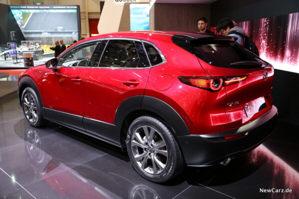 Mazda CX-30 schräg hinten links