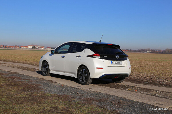 Nissan Leaf ZE1 Feldweg