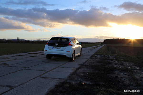 Nissan Leaf ZE1 schräg hinten rechts Sonnenuntergang