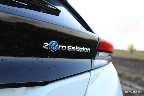 Nissan Leaf ZE1 Zero-Schild am Heck