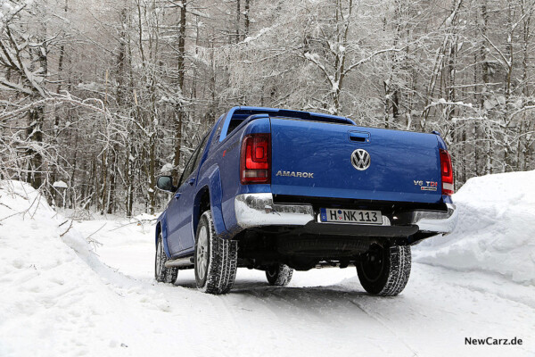 VW Amarok bergab im Schnee