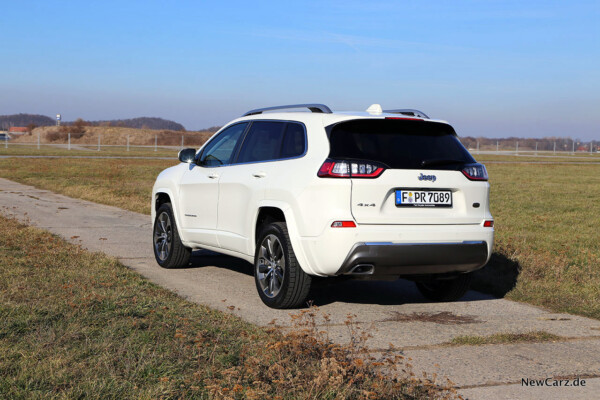 Jeep Cherokee schräg hinten links