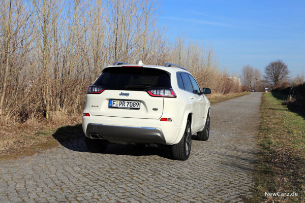 Jeep Cherokee schräg heck rechts