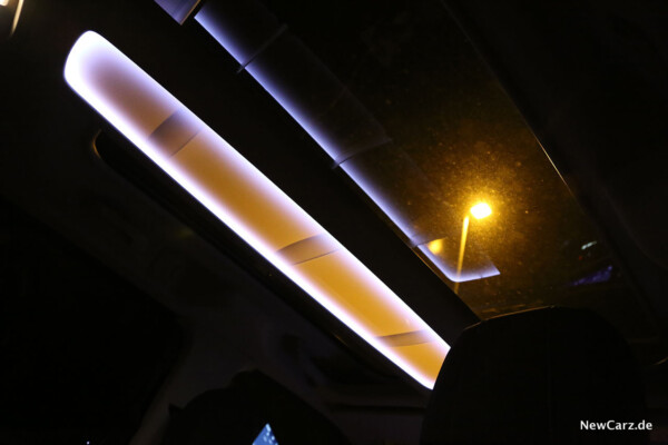 Opel Combo Life Glasdach bei Nacht