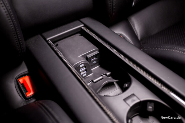 Porsche Panamera Turbo S E-Hybrid USB Slots hinten