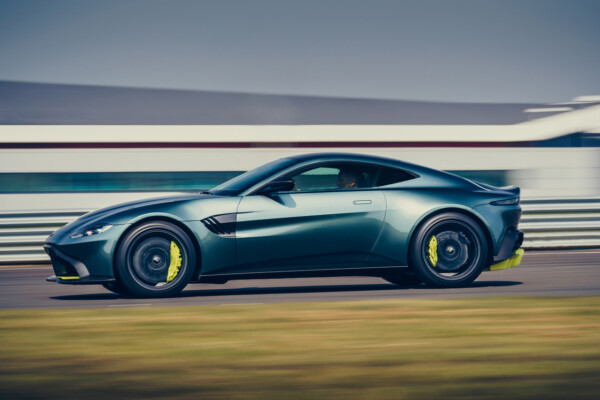 Aston Martin Vantage AMR Seite