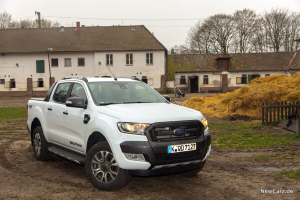 Ford Ranger Wildtrak vor Pferdestall