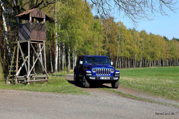 Jeep Wrangler neben Hochstand