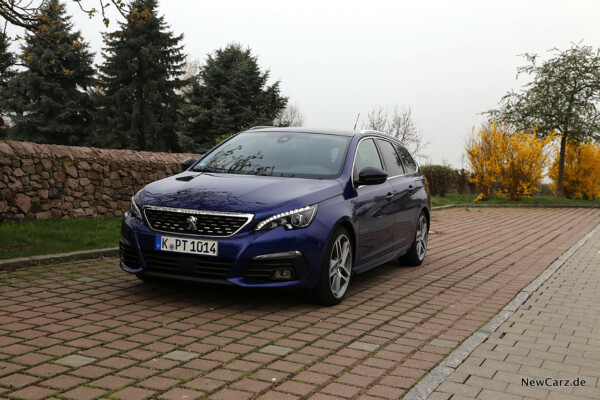 Peugeot 308 SW schräg vorne links