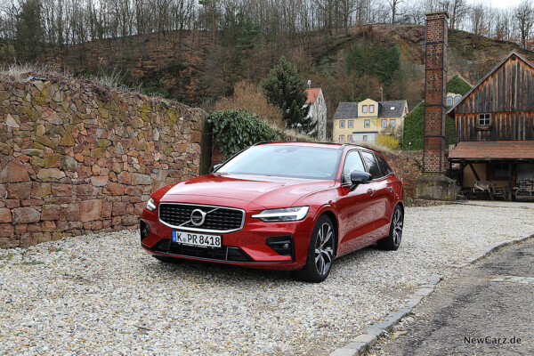 Volvo V60 auf grobem Kies