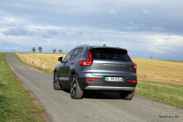 Volvo XC40 schräg hinten links