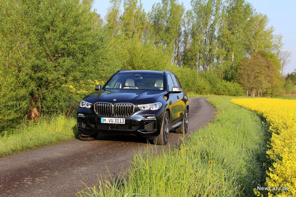 BMW X5 M50d Feldweg