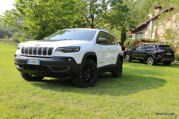 Jeep Cherokee Trailhawk schräg vorn links