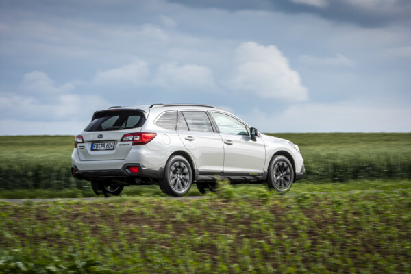 Subaru Outback Sport X schräg hinten