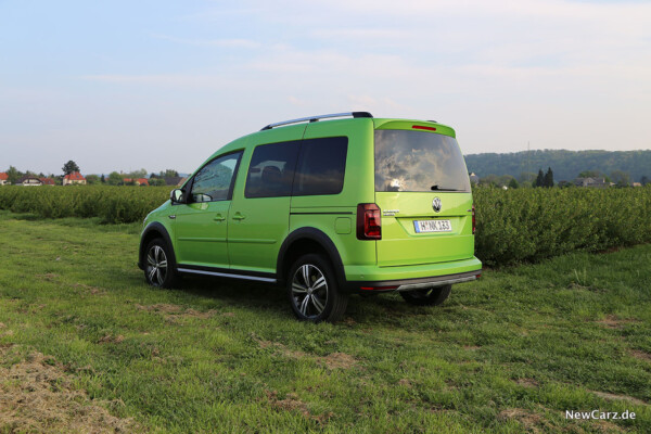 VW Caddy Alltrack schräg hinten links