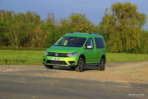 VW Caddy Alltrack schräg vorn links