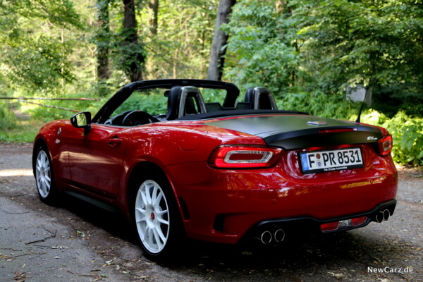 Abarth 124 Spider Heckansicht seitlich