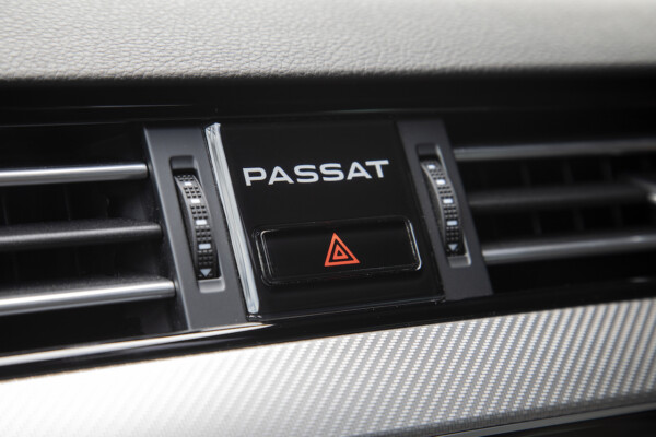 VW Passat Facelift Schriftzug Innenraum Armaturentafel