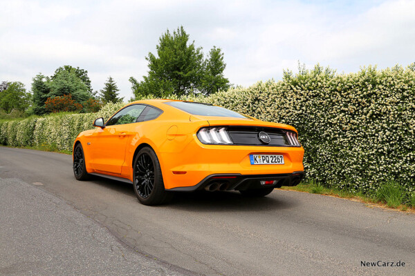 Ford Mustang GT schräg hinten links