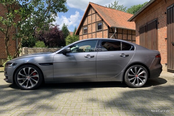 Seitenansicht des Jaguar XE