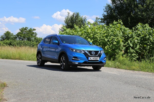 Nissan Qashqai Benziner schräg vorne rechts