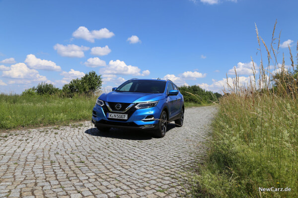 Nissan Qashqai Benziner schräg vorne links