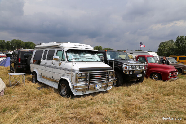 US Car Convention - GMC Van neben Hummer