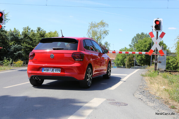 Polo GTI an Bahnschranke