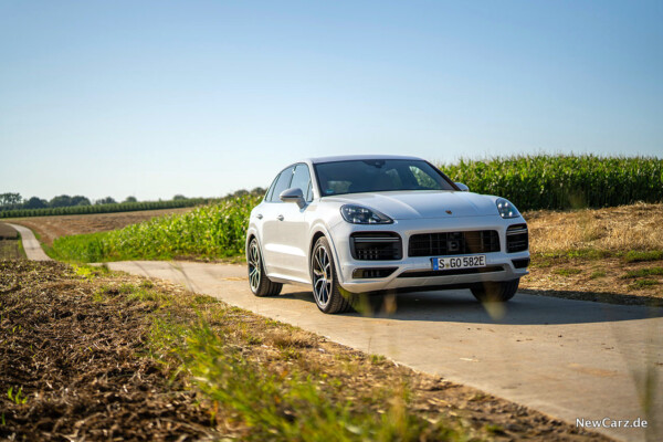 Porsche Cayenne Turbo S E-Hybrid schräg vorn rechts