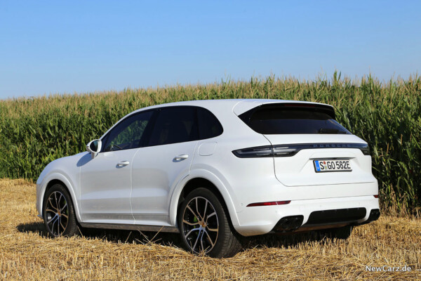 Porsche Cayenne Turbo S E-Hybrid auf Feld