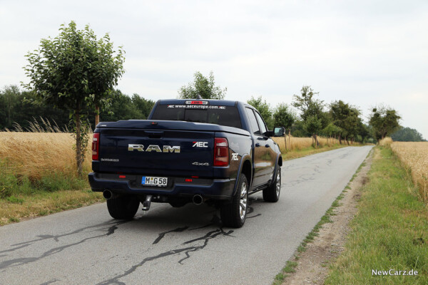 RAM 1500 Laramie schräg hinten