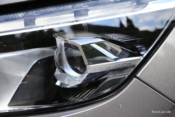 Scheinwerferdetail am Peugeot 5008