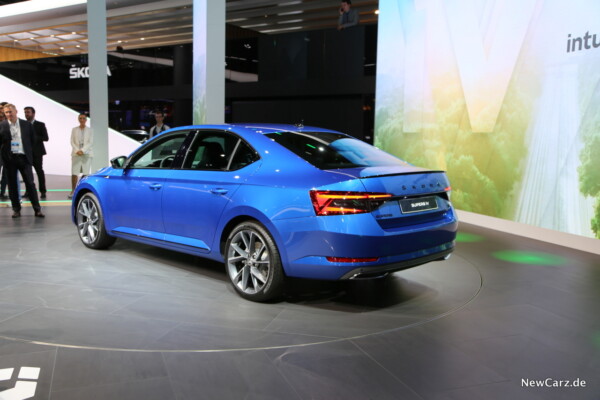 Skoda Superb iV seitlich