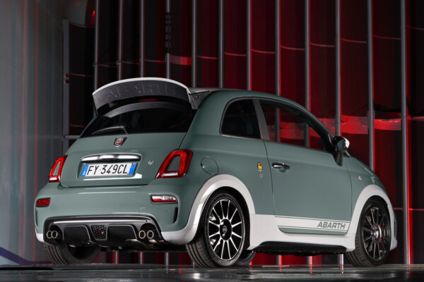 schräg hinten Abarth 695