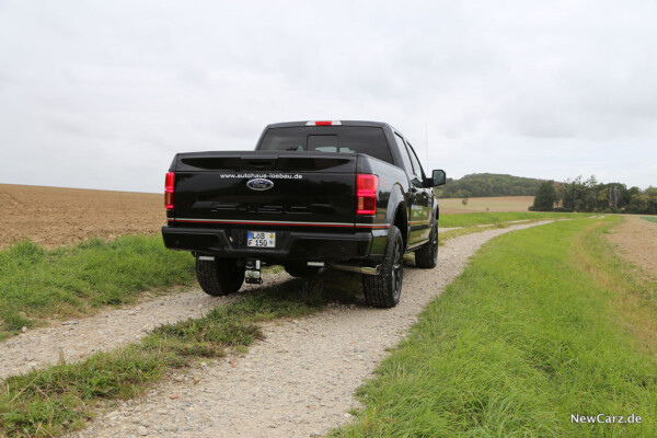 Pick-Up auf Schotter