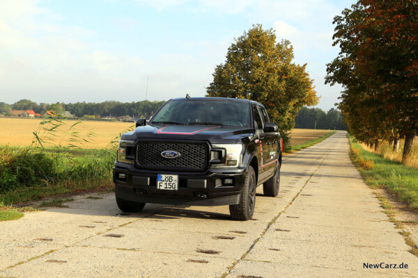 Pick-Up auf Betonstraße