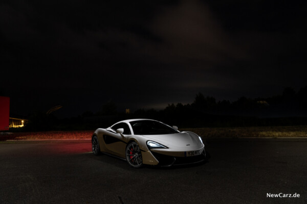 McLaren 570S Spider bei Nacht