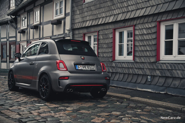 Abarth 595C Competizione auf Pflaster