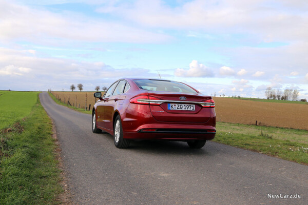 Ford Mondeo Hybrid schräg hinten links