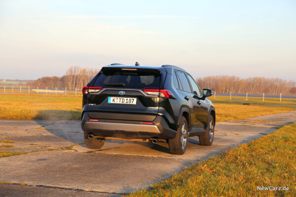 Toyota RAV4 Hybrid schräg hinten rechts