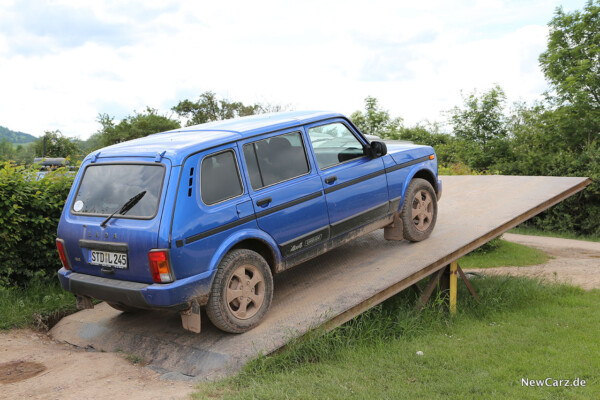 Lada 4x4 auf der Rampe