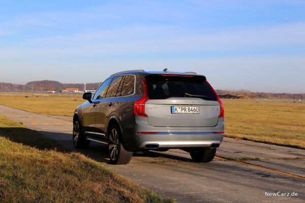 Volvo XC90 B5 schräg hinten links