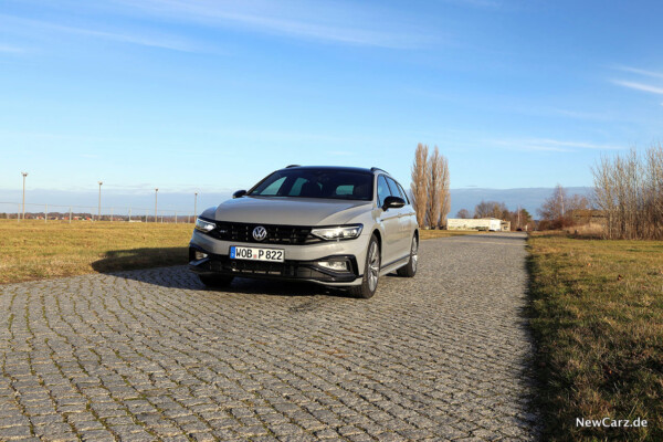 VW Passat Variant Facelift schräg vorn links