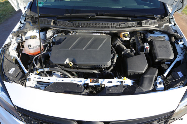 Motorenraum Opel Astra Sports Tourer