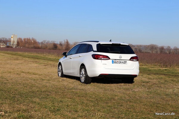 Opel Astra Sports Tourer schräg hinten links