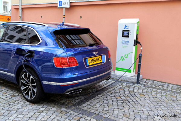 Bentley Bentayga Hybrid an Ladestation